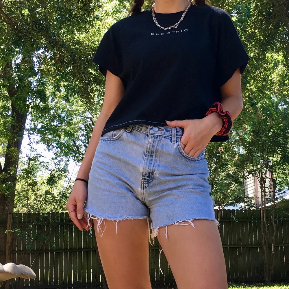 Electric cropped and hemmed tee